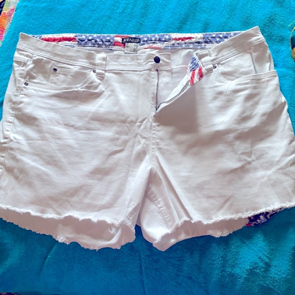 EUC VENUS Jeans Patriotic WHITE Shorts, Size 22